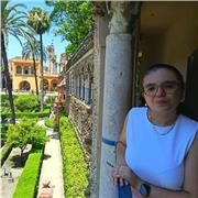 Soy Elena, maestra de Pedagogía Terapéutica y poseo el Máster en Neuropsicología y Educación. Me